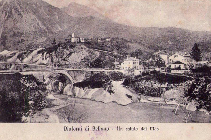 79)  Ponte di Mas in uno scatto di fine '800 con la rosta sul Cordevole visibile sulla dx. La chiesetta di Sant'Antonio veglia dal colle sovrastante..jpg