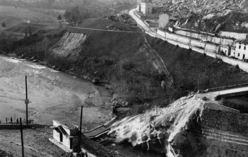 80)  Ponte di Mas con il ponte distrutto e la relativa passerella provvisoria (in basso) sul Cordevole. Scatto del dicembre 1917..jpg