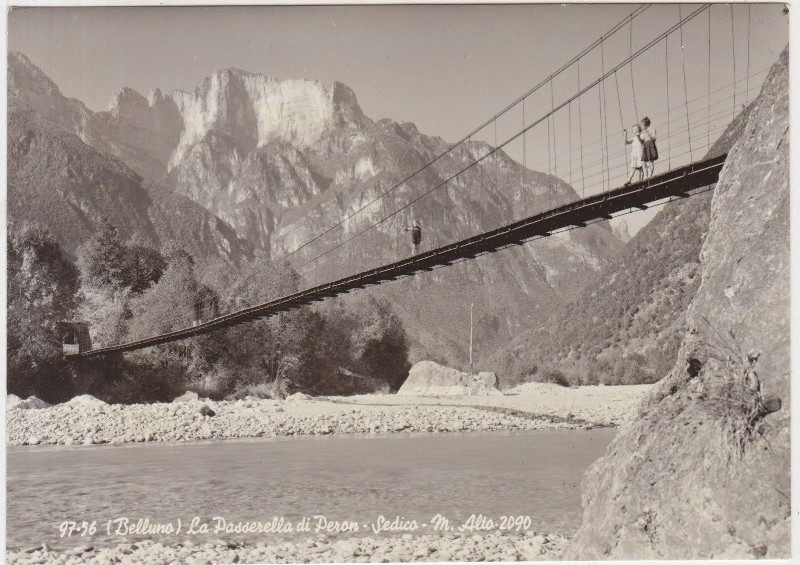 82) Peron, passerella sul Cordevole con M. Alto.jpg