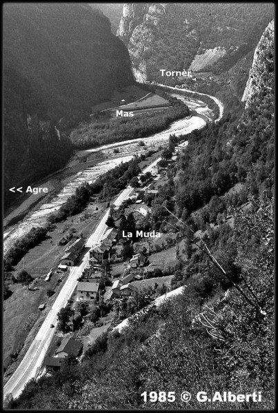 119) La vecchia statale Agordina (ora SR 203) come si presentava nel settembre 1985 dalla mulattiera ex-militare per la Val Clusa (localmente -Crusa-)..jpg