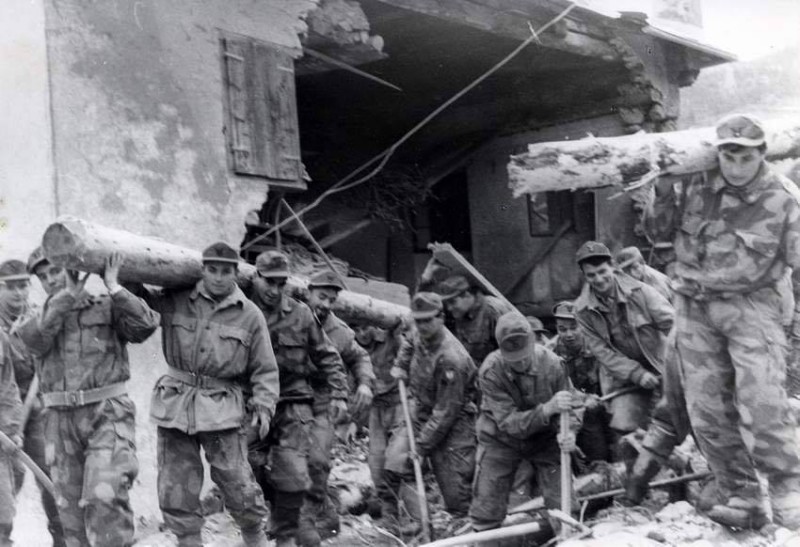 120) Agordino, alluvione 1966, Alpini della -Cadore- in soccorso delle popolazioni..jpg