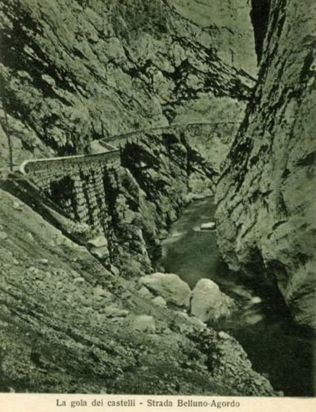 130) La gola dei Castelli - Strada Belluno-Agordo.jpg