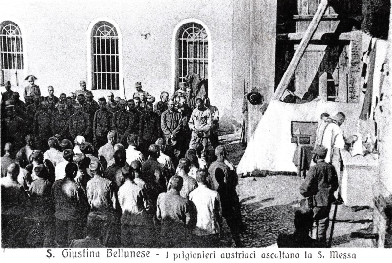 15) Santa Giustina bellunese - I prigionieri austriaci ascoltano la S. Messa, anno 1918..jpg