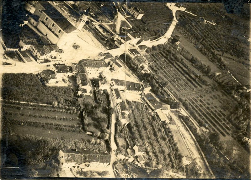 16-Santa Giustina presa a volo d'uccello anno 1918 - Chiesa, campagna e strade bianche..jpg
