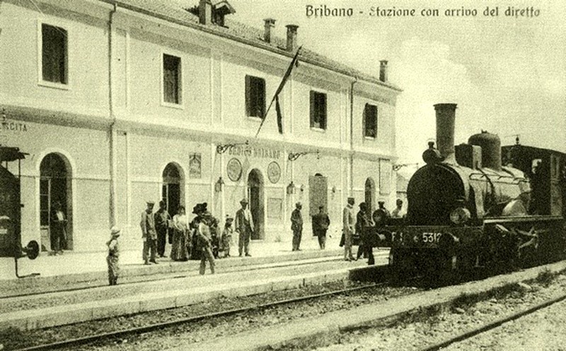 21-Stazione di Bribano treno a vapore per Santa Giustina anno 1923.jpg
