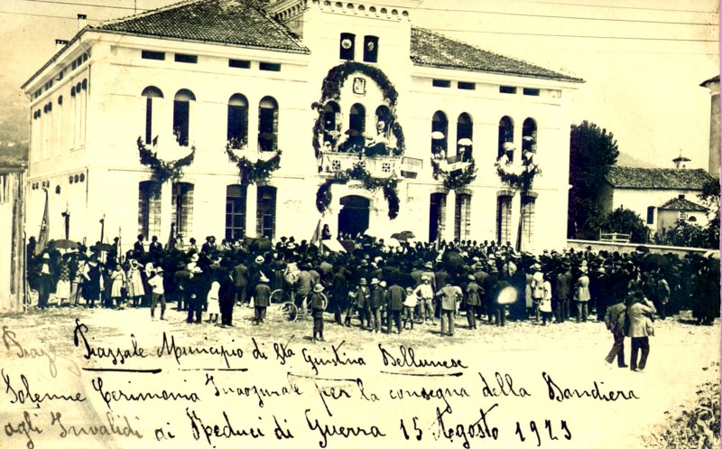 23-Piazzale del Municipio - solenne cerimonia inaugurale per la consegna agli invalidi ai reduci di guerra 15 Agosto 1929..jpg