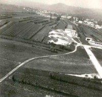 61-Santa Giustina, anno 1961. Le scuole elementari di Santa Giustina appena costruite. Poi il nulla attorno. In quel momento stavano costruendo anche il cavalcavia di Formegan..jpg