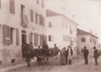 184) Santa Giustina- calesse davanti all’Albergo Muraro.1915.jpg