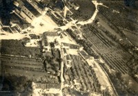 187) Una veduta aerea di Santa Giustina del 1918. Chiesa, campagna e strade bianche,, adesso case capannoni e molte automobili di passaggio..jpg