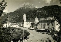 29) Agordo (m. 611) - La piazza col Framont (m. 2293) anno 1962.jpg
