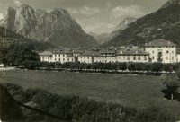 30) Agordo (m. 611) con le Pale di S. Lucano (m. 2409) nello sfondo la Marmolada (m. 3342) - anno 1956.jpg