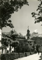 36) Agordo m. 611 (Dolomiti) Via XXVII Aprile con il monte Tamer m. 2546 - anno 1965.jpg