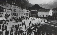 55) Vecchia foto di Agordo con in fondo la demolita chiesa di San Pietro.jpg