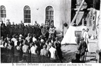 15) Santa Giustina bellunese - I prigionieri austriaci ascoltano la S. Messa, anno 1918..jpg
