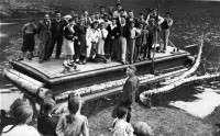 22-Il traghetto di NAVE tra Mel e Santa Giustina una volta non 'c'erano i ponti di Busche e San Felice e quindi c'erano dei traghetti per spostare cose e persone, anni '20..jpg