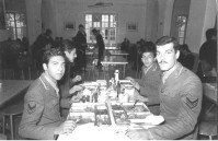 19) Corso Telex - Chiavari agosto 1977 - gennaio 1978 - a mensa con Giuseppe Giobbe, Gerardo Vitiello e Giuseppe Riga..jpg