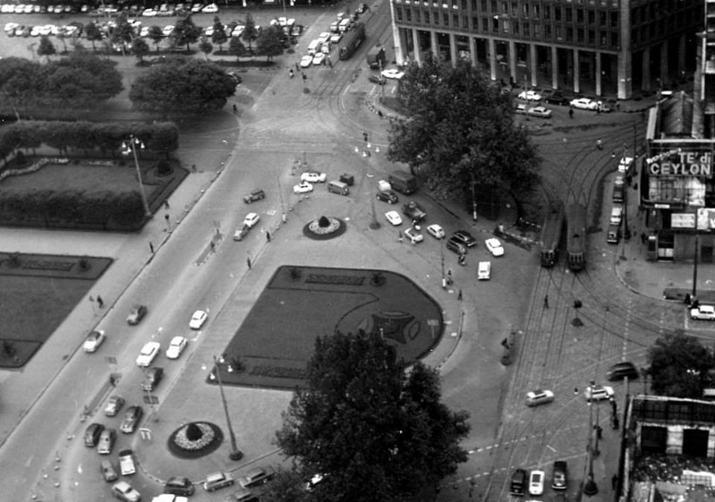 30) Piazza Duca d'Aosta dal grattacielo Pirelli, anni '60..jpg