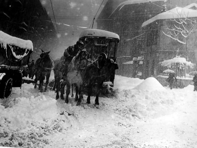 105) Sòta la nèf gh'è l pàn Le belle nevicate di una volta ....jpg