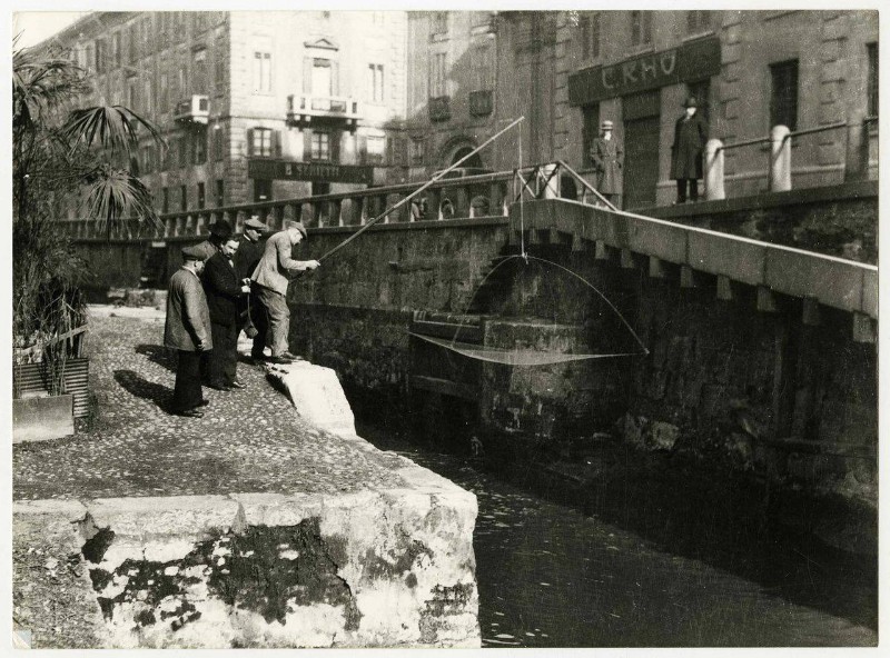 111) Pesca in via Senato - foto di circa 100 anni fa, come sarebbe bella Milano se anche oggi avessimo il naviglio che attraversa l'intera città!.jpg