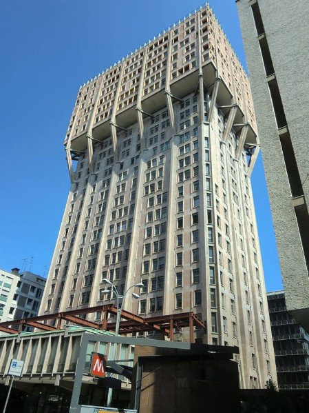 157) Piazza e Torre Velasca. Strana, bizzarra, forse ardita, ma bella!.jpg