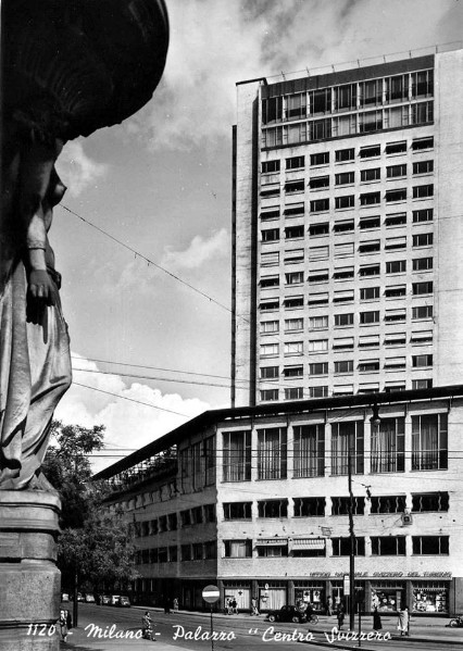 161) Il Centro Svizzero in piazza Cavour, anni ’50. Uso uffici, altezza 80 metri, piani 21, architetti lo svizzero Armin Meili e Giovanni Romano..jpg