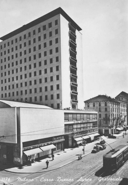162) Il grattacielo in corso Buenos Aires, anni ’50. Il famoso albero di 30 piani di Adriano..jpg