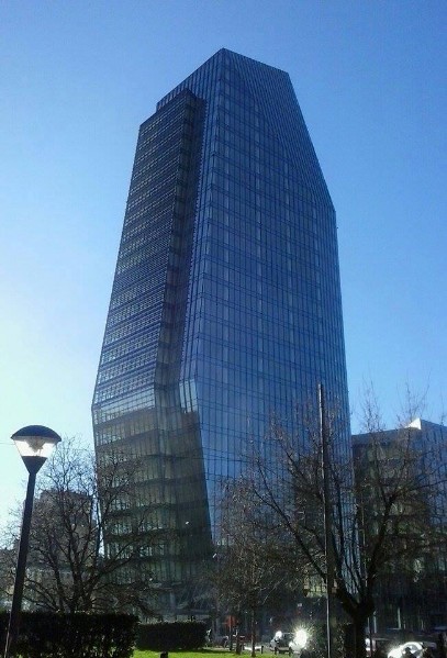 165) La Torre Diamante (detta anche Diamantone o Diamond Tower) è un grattacielo che sorge nel Centro Direzionale di Milano. costruito 2010-12 alto 140 metri, piani 30+4..jpg