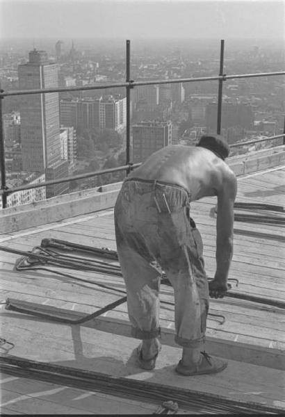 171) Un operaio al lavoro sul grattacielo Pirelli in costruzione, 1958..jpg