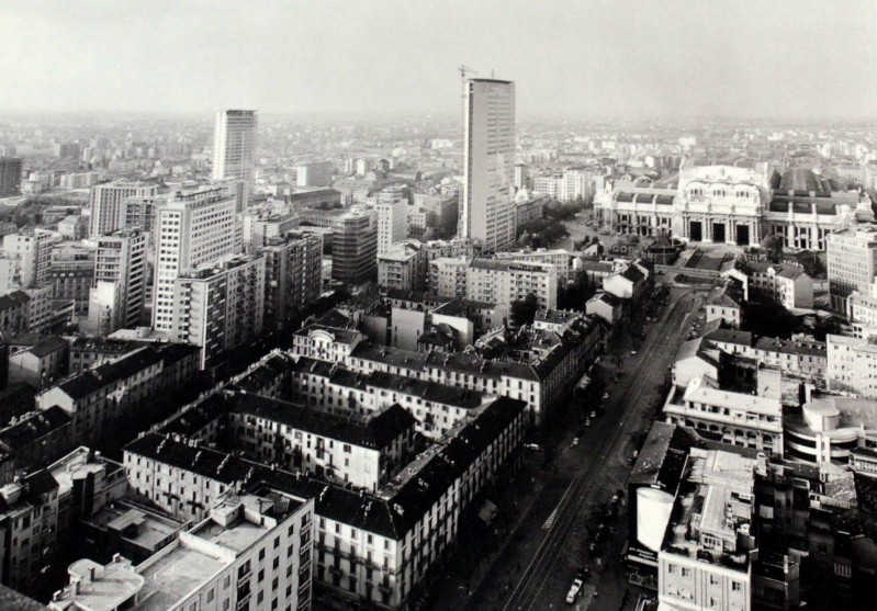 172) Via Vittor Pisani, la Stazione Centrale e il grattacielo Pirelli quasi completato, 1960 circa..jpg