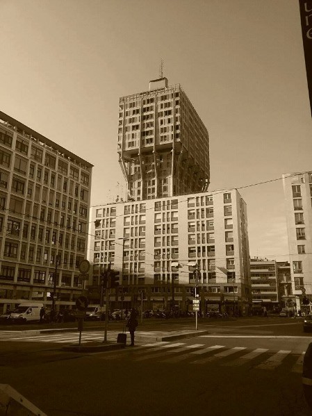 173) La Torre Velasca ad alcuni piace, ad altri no. Resta comunque un simbolo di Milano..jpg
