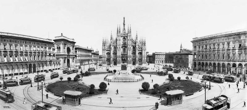 13) Immagini storiche del Novecento, la piazza del Duomo a Milano.jpg