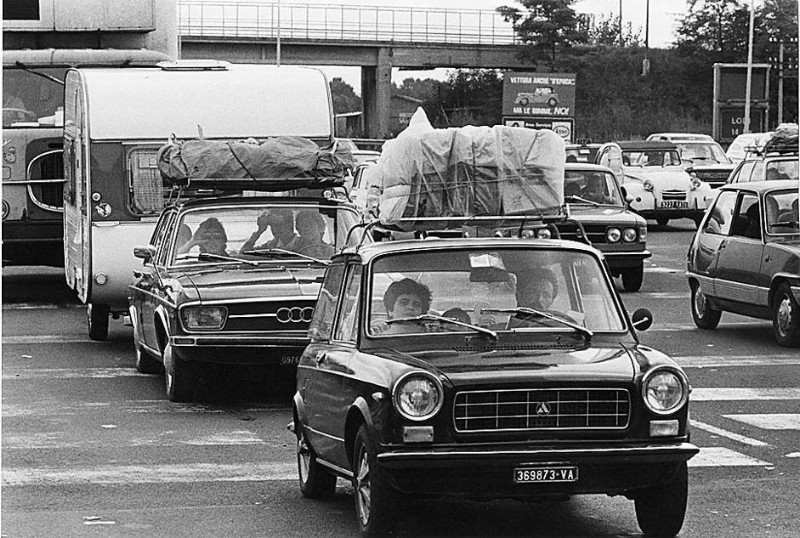 132) Milano - La sera della partenza per il mare .... anni '50 - con la roulotte attaccata all'auto e con le soste in autostrada. Con la roulotte ci sembrava di essere dei re....jpg