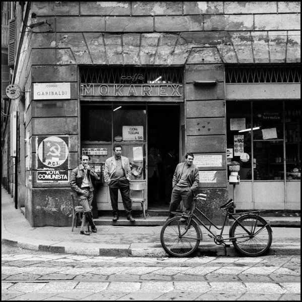 135) Vota comunista, 1970 - La sede esiste ancora, ma non è più una sezione, è un circolo, i frequentatori non sono più comunisti ma persone normali!.jpg