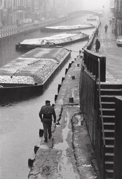 139) Le chiatte sul Naviglio - Che bei tempi era il 1953 quando ci si tuffava dal ponte di s. Cristoforo,e quando i barconi venivano trainati dal trattore ci salivamo su e andavamo sino Trezzano.jpg
