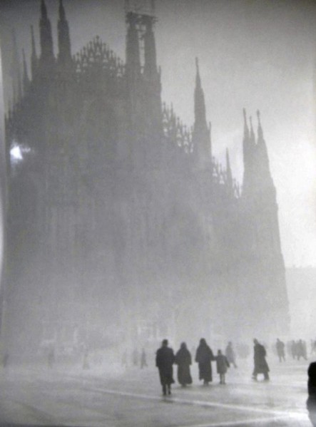 140) Anni '50 - Milano nella -scighera-.....quando, attraversando la strada, non si vedeva da un marciapiede all'altro, anche nelle viette....jpg