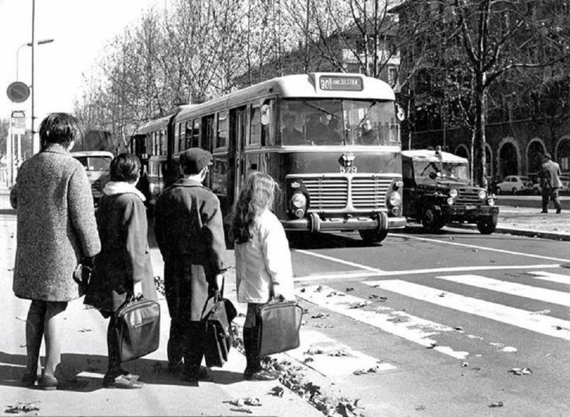 142) Milano, la 90, andando a scuola - Quanti ragazzi l'hanno presa nel periodo scolastico, mattina andata e ritorno al pomeriggio o alla sera ....jpg