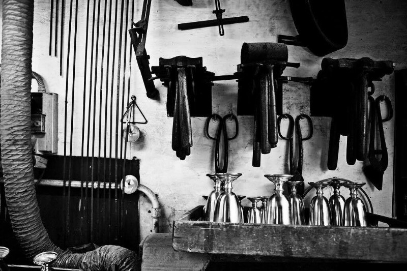 145) Una storia incisa nell'argento - La Miracoli è l'argenteria più antica di Milano, risale al 1912. All'interno hanno lavorato quattro generazioni della famiglia Miracoli e la bottega storica..jpg
