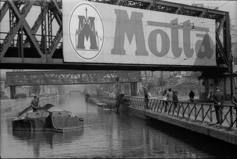 149) Milano, 1970-sunt i Punt visin a Piasa Napoli. Quel sensa la pubblicità gh'e pasen i machin e i Filuvie 90 91. L'alter le quel dela feruvia chel va a Biagras, e Vigeven. Sun visin ala Gesa de San Cristof.jpg