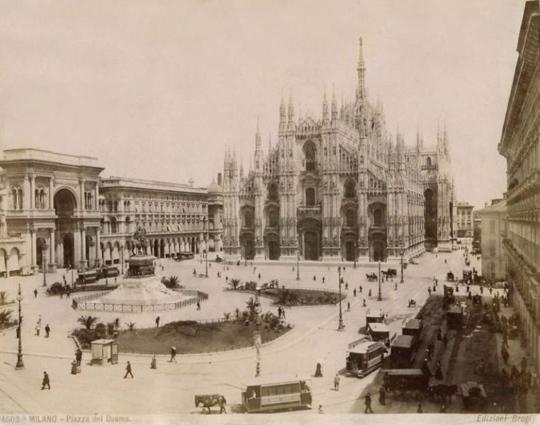 151) Immagini storiche dei primi anni del '900 - Piazza del Duomo a Milano..jpg