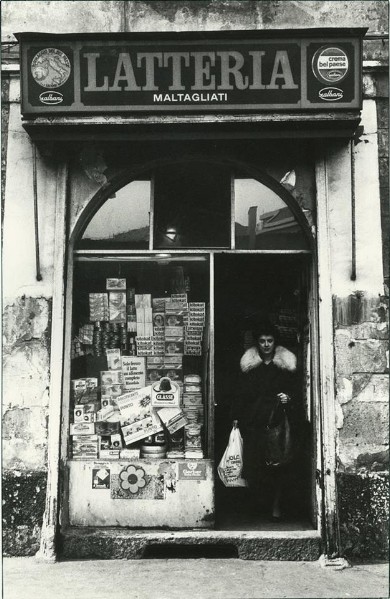 70) Milano, 1981 -  Negli anni ottanta tanti angoli del centro di milano erano ancora -indietro-... e in realtà la zona garibaldi, le cinque vie, e altre zone sono rimaste così anche negli anni novanta....jpg