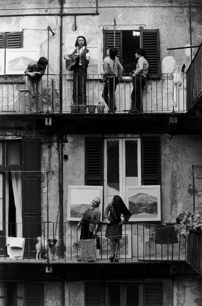 72) Milano anni '70 Case di ringhiera - quanto erano belli quei tempi .C'era comprensione si rideva spensierati ,si parlava ci si confidava e si litigava ma alla fine ci volevamo bene e ci si cercava..jpg