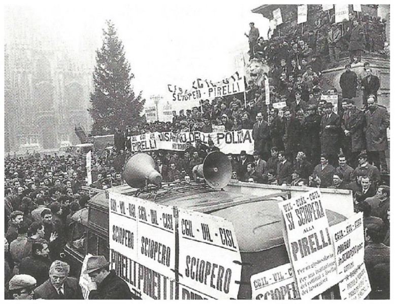 99)  Piazza del Duomo, quando si scioperava.jpg