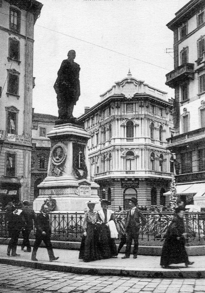 4) Largo Santa Margherita e monumento a Carlo Cattaneo, inizio '900..jpg