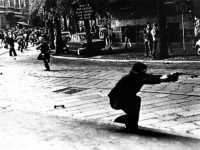 100) Via De Amicis 14 maggio 1977 - L'immagine simbolo degli anni di piombo - Bruttissima giornata. Per tutti. Cessarono di essere tollerati anche come compagni che sbagliano.....jpg