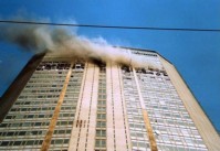 12) Il 18 aprile 2002 un aereo da turismo si schiantò contro il 26º piano del Grattacielo Pirelli, danneggiando gravemente la struttura esterna e sventrando due piani..jpg