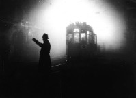 101) Milano, 1943, l’oscuramento inizia alle cinque e mezza, si schermano porte e finestre, persino il tram è costretto a circolare senza luci.jpg