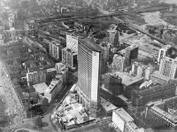 21) Il grattacielo Pirelli quasi completato, 1960 circa. — con Rocco Cafarelli. Si notano le scuole Galvani, il palazzo Siemens e si intravede il naviglio che diventerà via Melchiorre Gioia..jpg