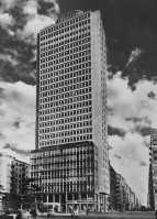 25) La Torre Breda, tra via Vittor Pisani, piazza della Repubblica e viale Tunisia, 1960 circa. I lavori di costruzione sono iniziati nel 1955..jpg