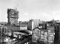 27) Il grattacielo del Centro Svizzero in costruzione, 1950 circa..jpg