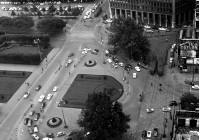 30) Piazza Duca d'Aosta dal grattacielo Pirelli, anni '60..jpg